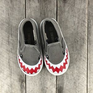 Swiggles Shark Shoes sz 5